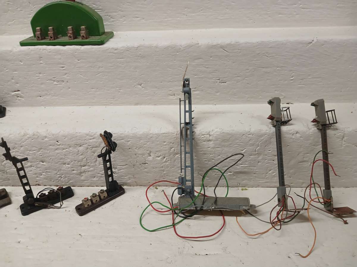 HO SCALE - FLEISCHMANN RAIL SIGNALS AND SOME BITS AND PIECES