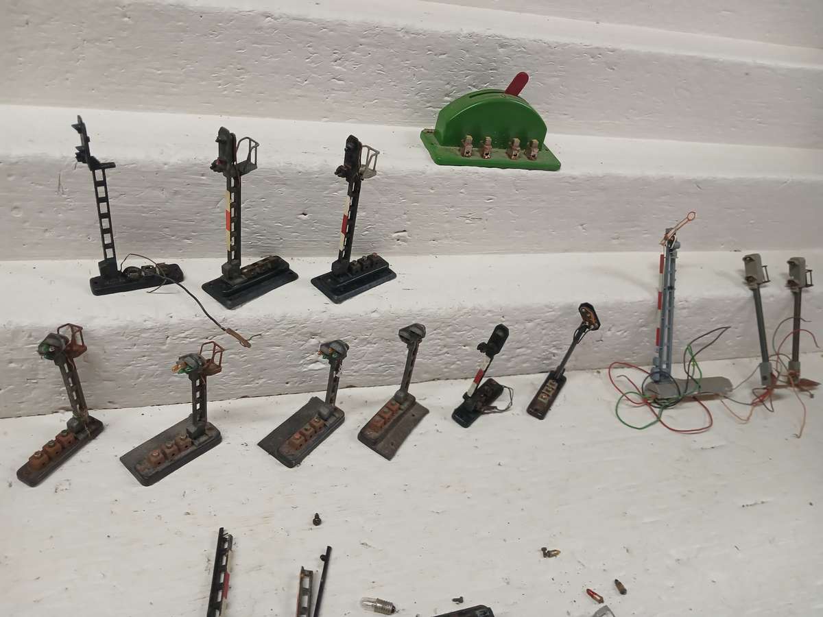 HO SCALE - FLEISCHMANN RAIL SIGNALS AND SOME BITS AND PIECES
