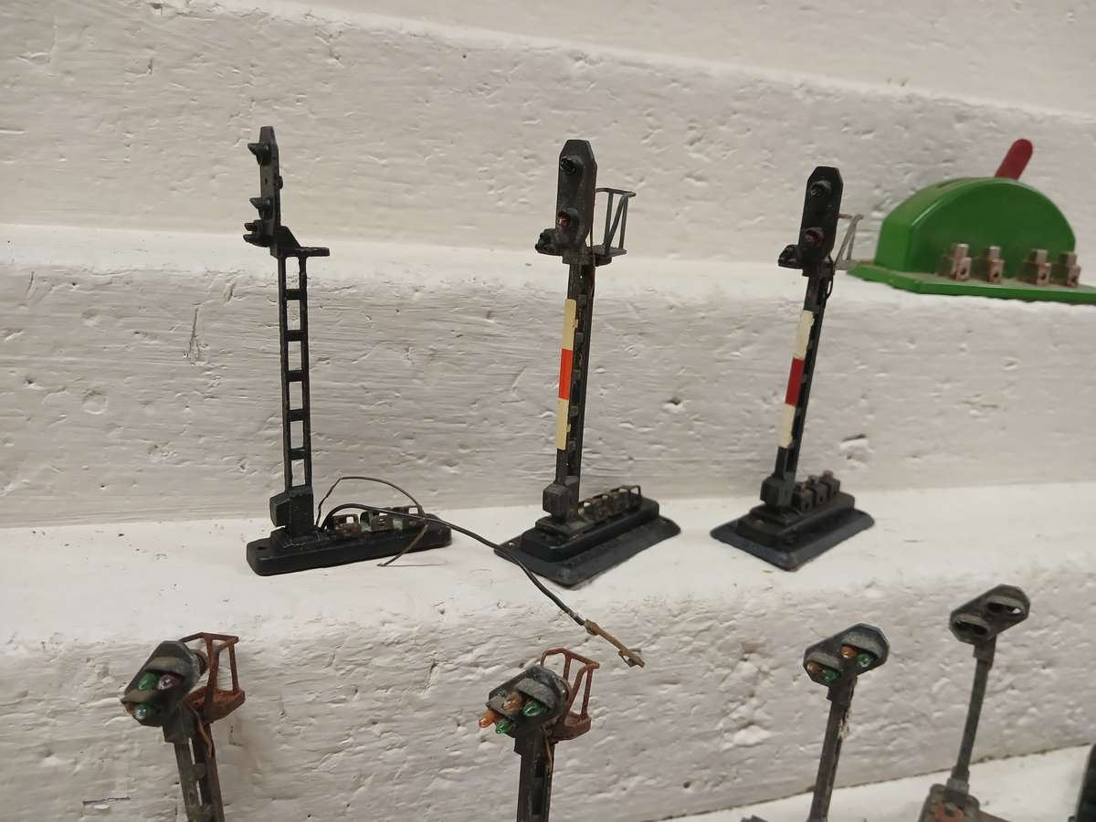 HO SCALE - FLEISCHMANN RAIL SIGNALS AND SOME BITS AND PIECES