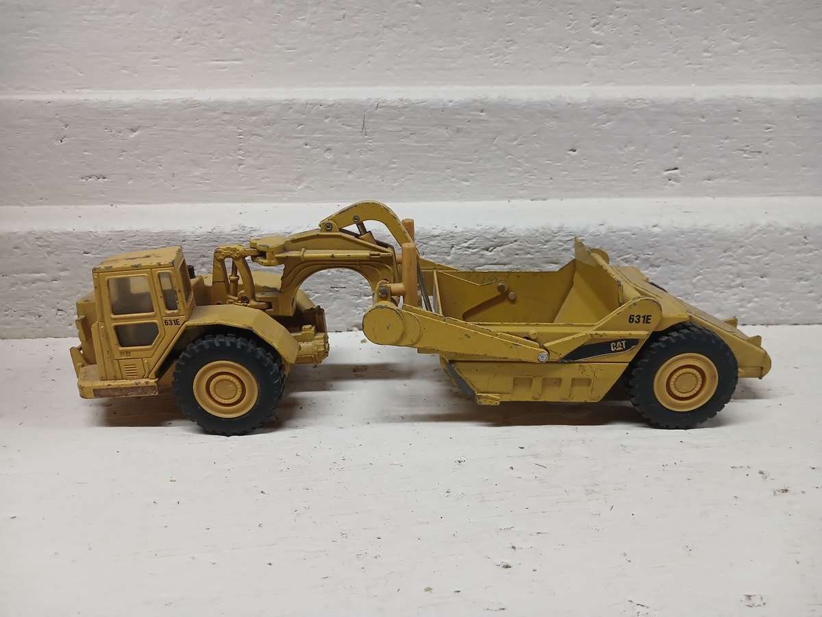 DIE CAST : 1:50 SCALE - ERTL - CAT 631E WHEELED TRACTOR SCRAPER