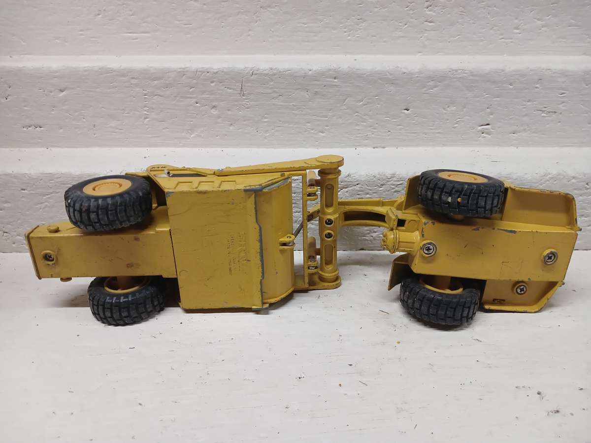 DIE CAST : 1:50 SCALE - ERTL - CAT 631E WHEELED TRACTOR SCRAPER