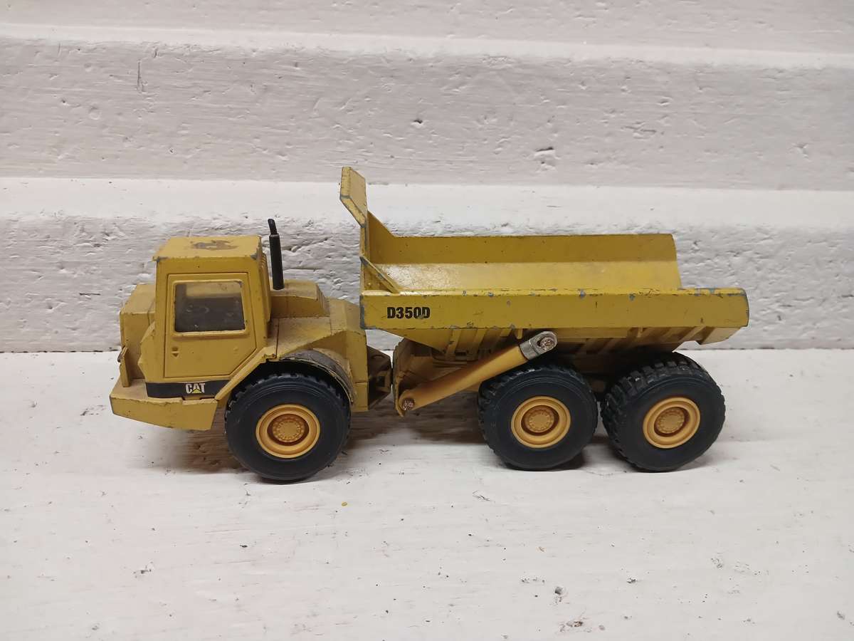 DIE CAST : 1:50 SCALE - ERTL - CAT D350D ARTICULATED DUMP TRUCK