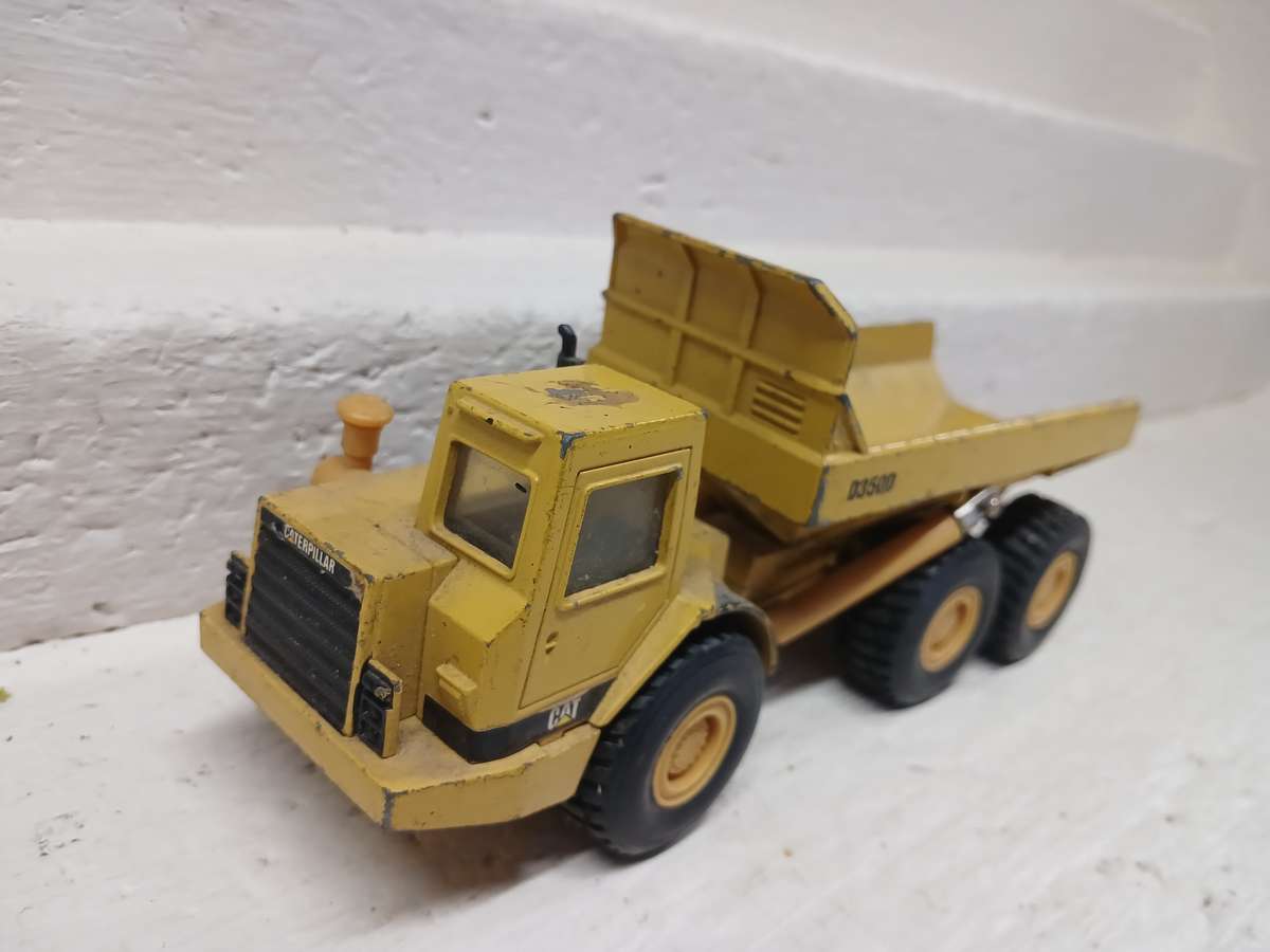 DIE CAST : 1:50 SCALE - ERTL - CAT D350D ARTICULATED DUMP TRUCK
