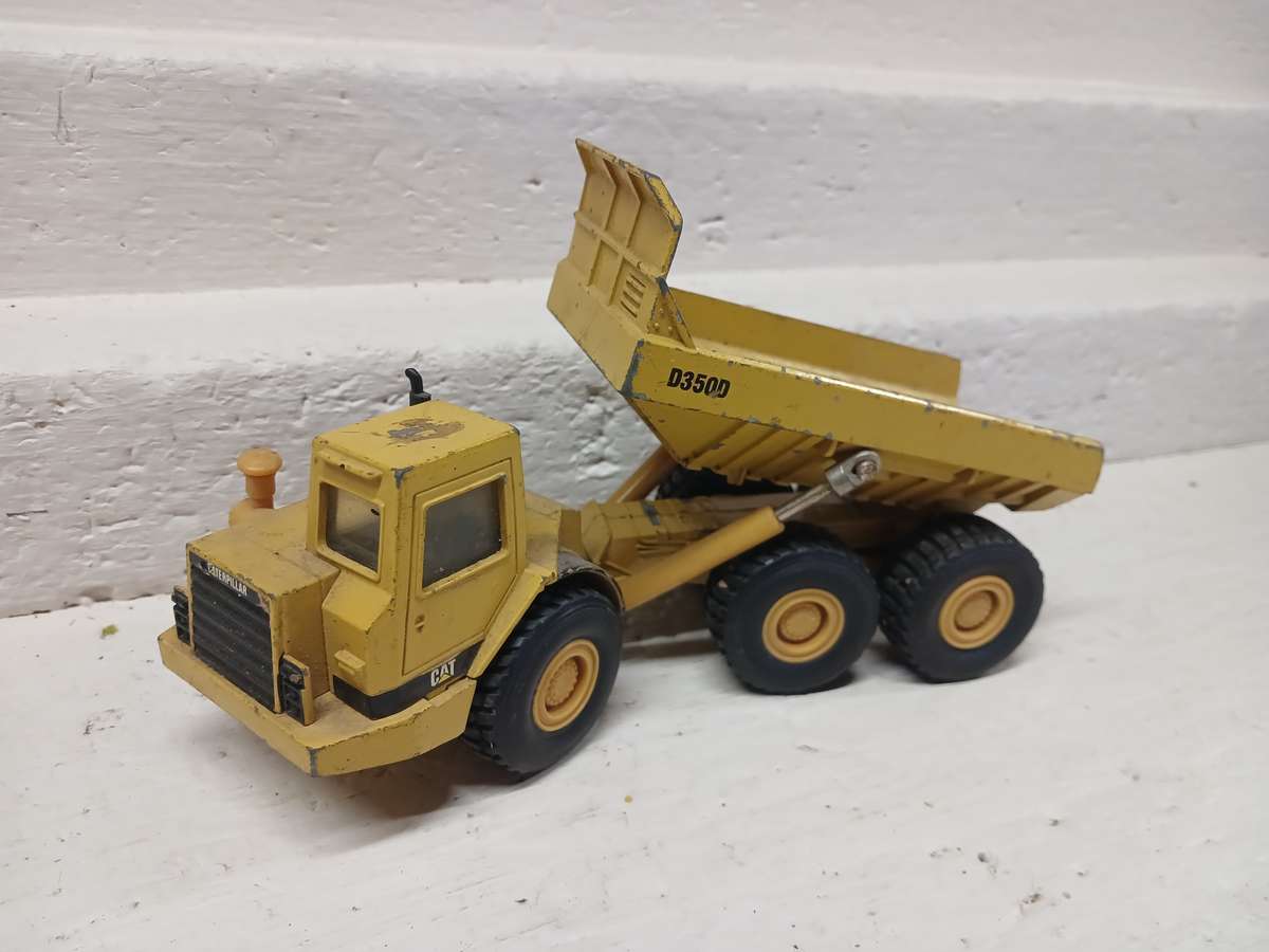DIE CAST : 1:50 SCALE - ERTL - CAT D350D ARTICULATED DUMP TRUCK