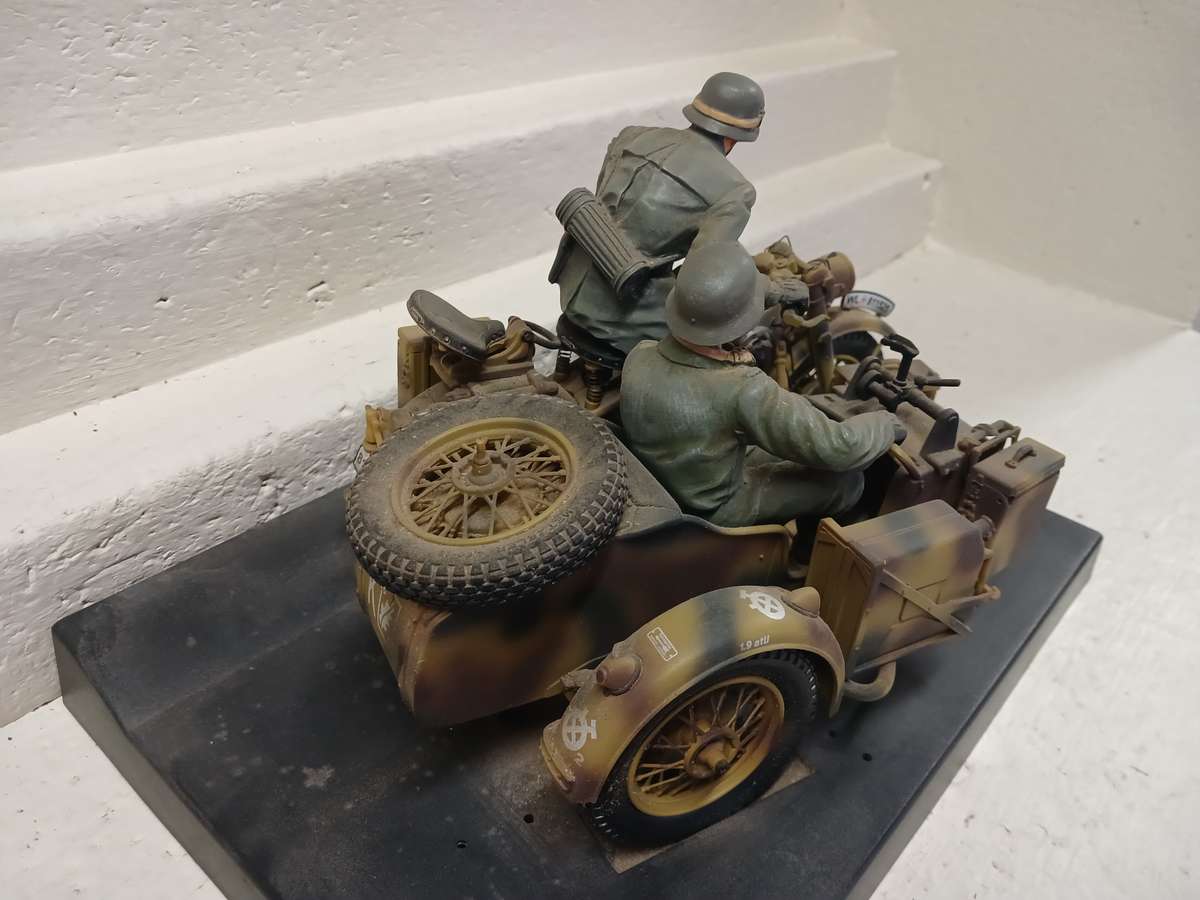 DIE CAST : 1:10 SCALE - ZUNDAPP KS750 GERMAN MOTORCYCLE WITH SIDECAR