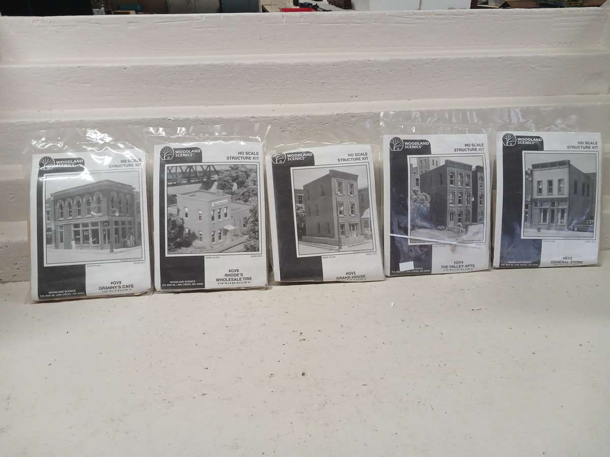 HO SCALE - WOODLAND SCENICS - X5 BUILDING KITS - BOXED