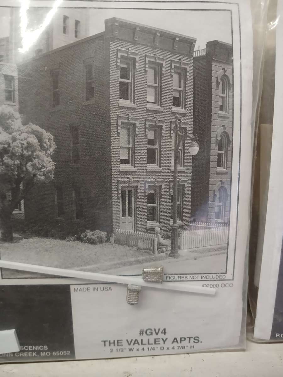 HO SCALE - WOODLAND SCENICS - X5 BUILDING KITS - BOXED