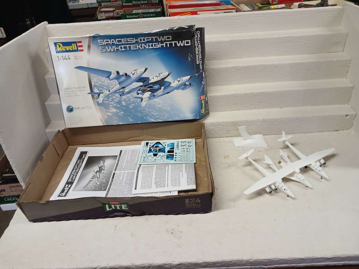 1:44 SCALE - REVELL - MILITARY  - SPACESHIPTWO & WHITENKNIGHTTWO - BOXED