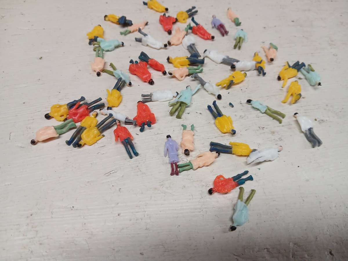 HO SCALE - VARIOUS FIGURINES - X50