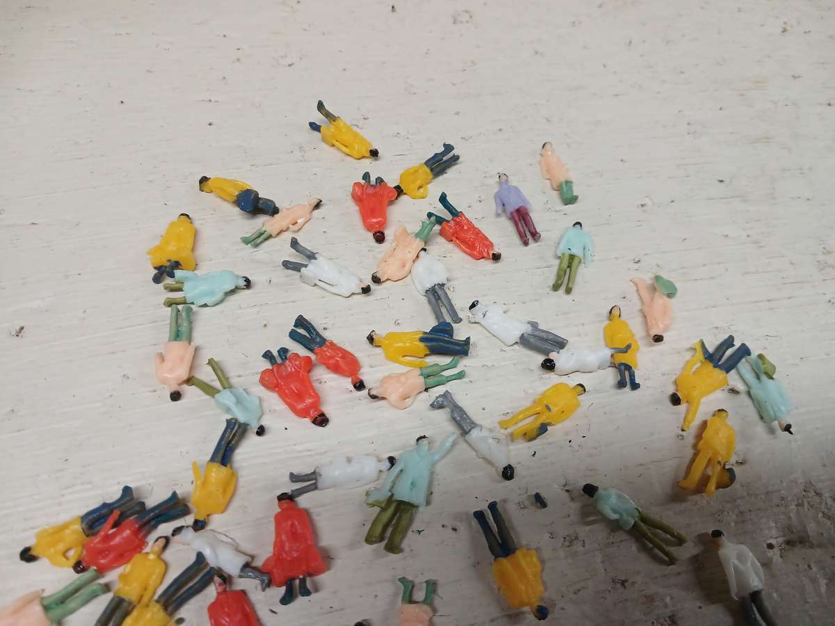 HO SCALE - VARIOUS FIGURINES - X50