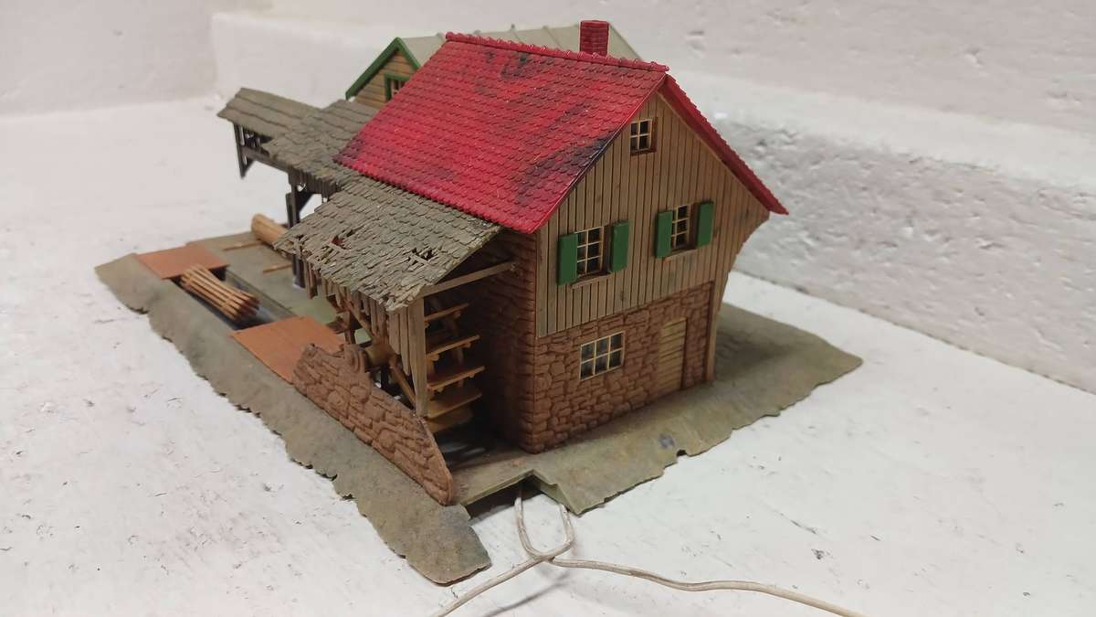 HO SCALE - OLD STYLE - WATER MILL / SAW MILL