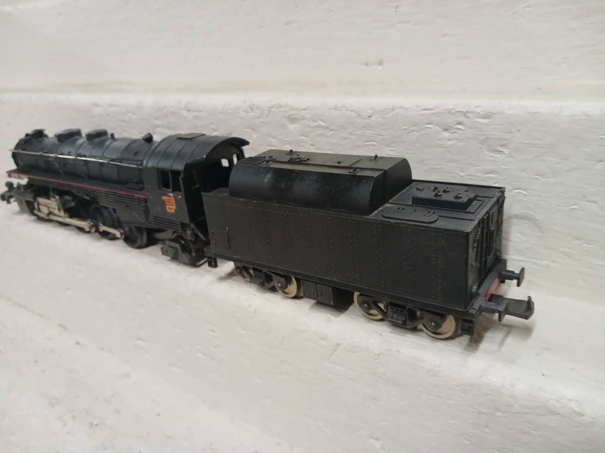 HO SCALE- LIMA - 2-8-2 STEAM LOCOMOTIVE