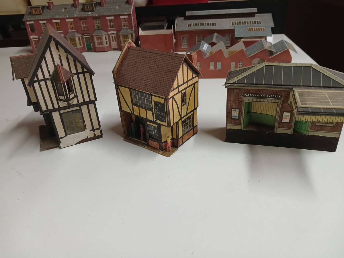 HO / OO SCALE - CARD BOARD BUILDINGS & HOUSES - (LARGE BOX FULL)