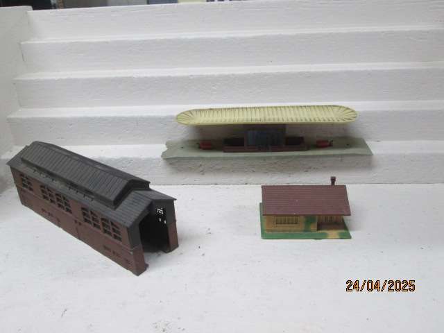 HO/OO  SCALE - LIMA - BUILDINGS - X3
