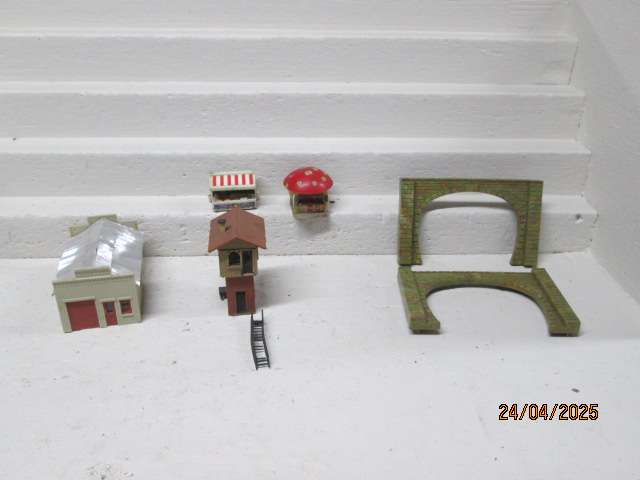 HO SCALE - VARIOUS BUILDINGS AND ITEMS - X5