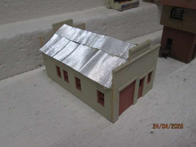 HO SCALE - VARIOUS BUILDINGS AND ITEMS - X5