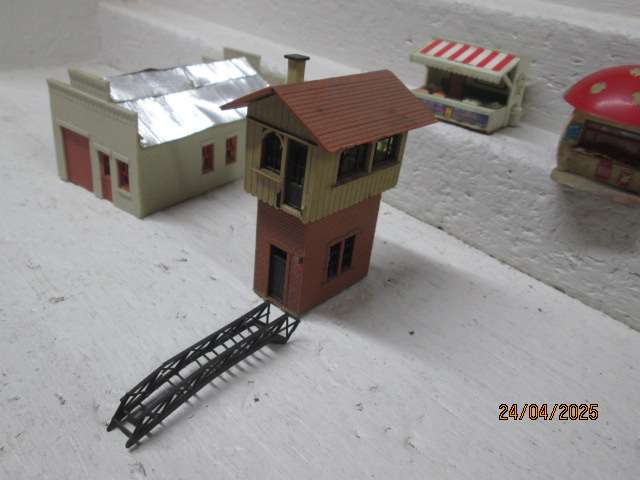 HO SCALE - VARIOUS BUILDINGS AND ITEMS - X5