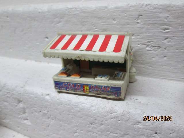 HO SCALE - VARIOUS BUILDINGS AND ITEMS - X5