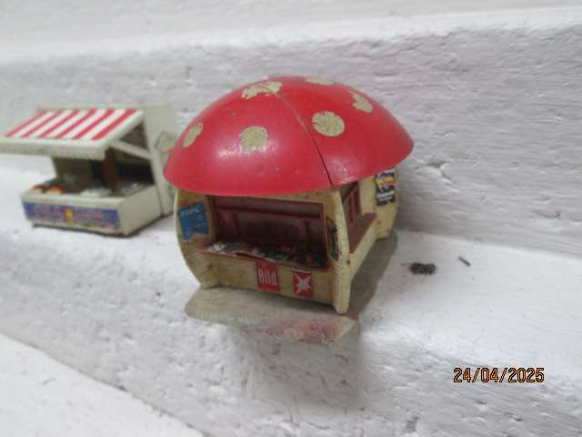 HO SCALE - VARIOUS BUILDINGS AND ITEMS - X5