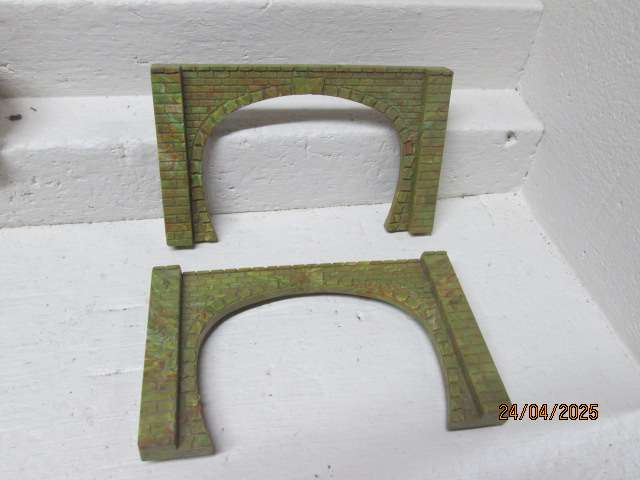 HO SCALE - VARIOUS BUILDINGS AND ITEMS - X5