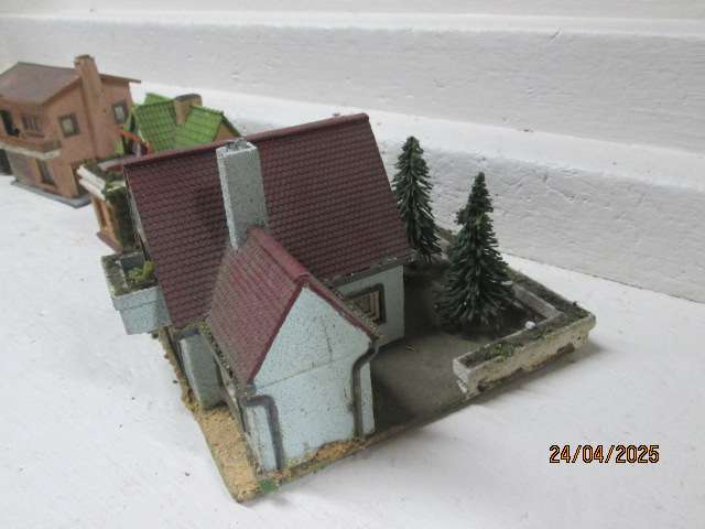 HO/OO  SCALE - FALLER - VARIOUS OLD BUILDINGS - X4