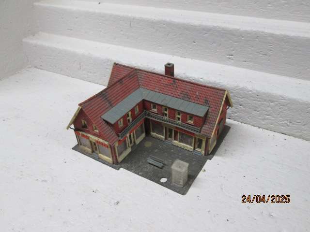 HO SCALE - HELJAN -  L-SHAPE BUSINESS COMPLEX