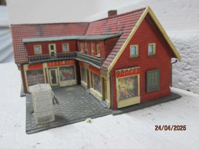 HO SCALE - HELJAN -  L-SHAPE BUSINESS COMPLEX