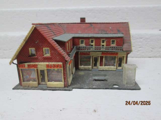 HO SCALE - HELJAN -  L-SHAPE BUSINESS COMPLEX