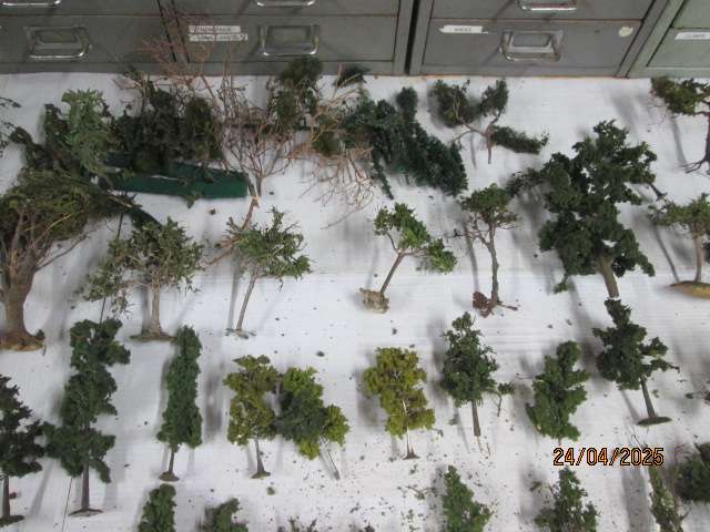 HO SCALE - LARGE AMOUNT OF TREES