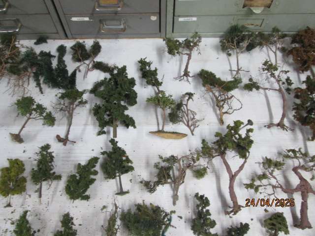 HO SCALE - LARGE AMOUNT OF TREES