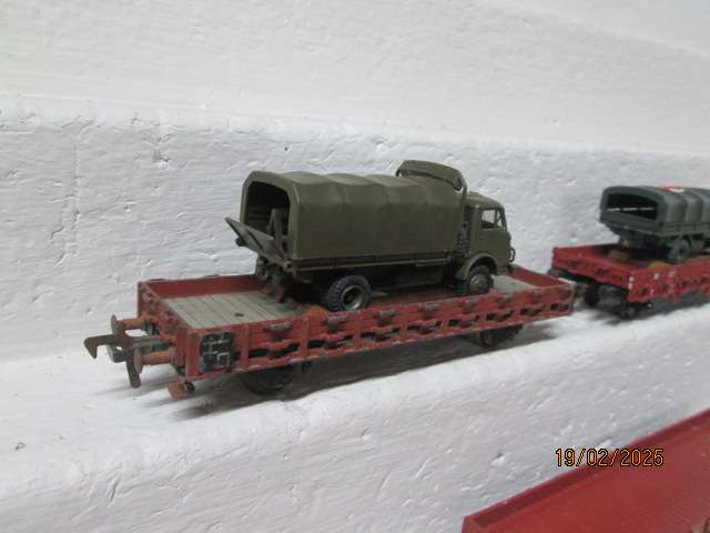 HO SCALE - FLEICHMANN - OPEN WAGONS WITH ARMY LOAD - X3 BOXED