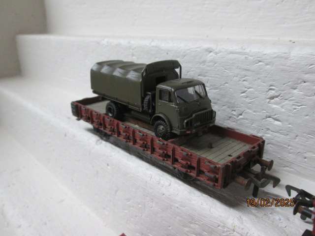 HO SCALE - FLEICHMANN - OPEN WAGONS WITH ARMY LOAD - X3 BOXED