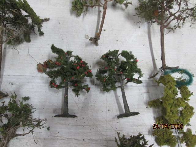HO SCALE - LARGE AMOUNT OF TREES
