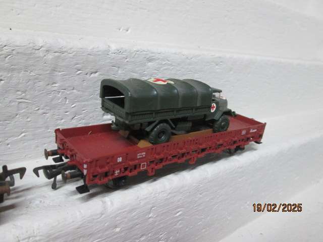 HO SCALE - FLEICHMANN - OPEN WAGONS WITH ARMY LOAD - X3 BOXED