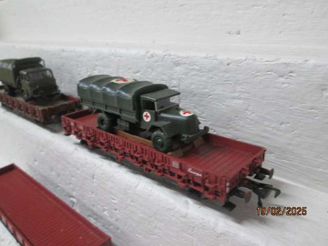 HO SCALE - FLEICHMANN - OPEN WAGONS WITH ARMY LOAD - X3 BOXED