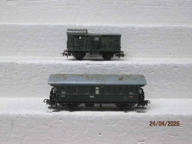 HO SCALE - MARKLIN - PASSSENGER COACH + GUARDS VAN