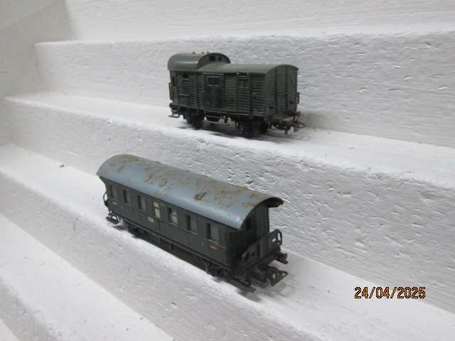 HO SCALE - MARKLIN - PASSSENGER COACH + GUARDS VAN