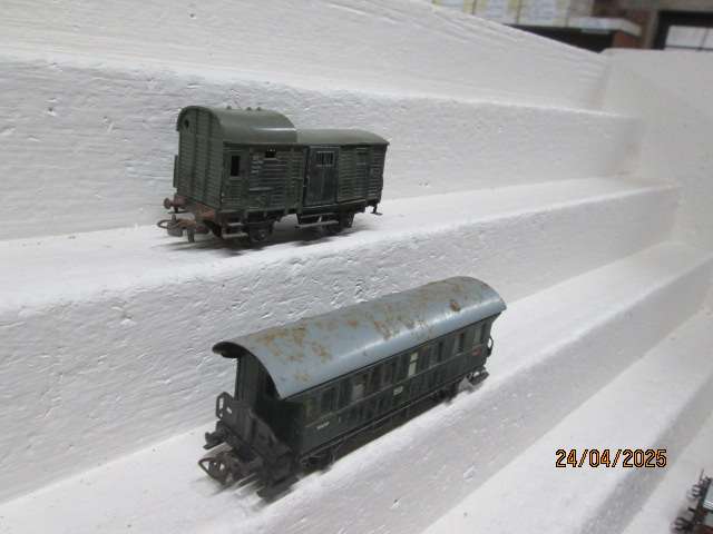 HO SCALE - MARKLIN - PASSSENGER COACH + GUARDS VAN