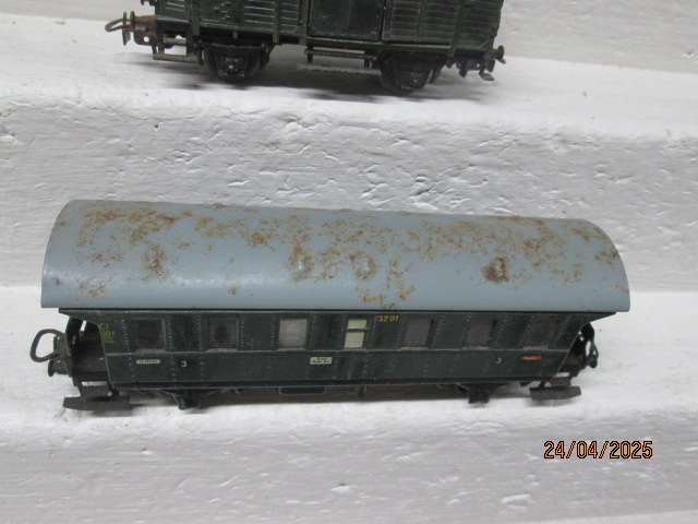 HO SCALE - MARKLIN - PASSSENGER COACH + GUARDS VAN