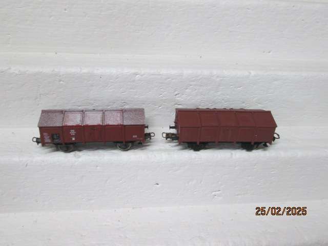 HO SCALE - ROCO -X2 CLOSED GOODS WAGONS
