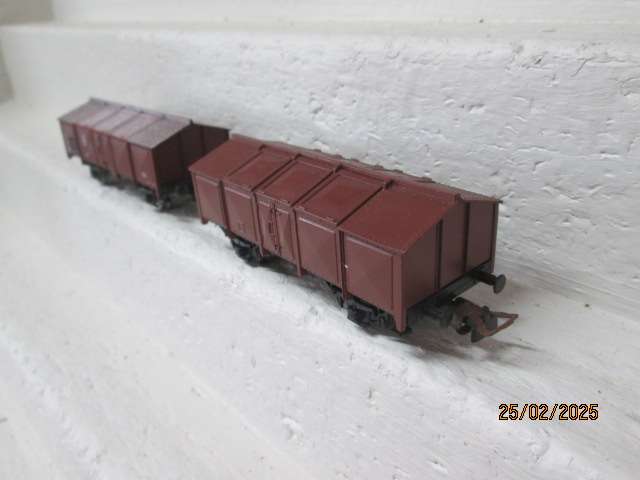 HO SCALE - ROCO -X2 CLOSED GOODS WAGONS