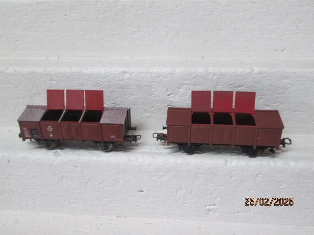 HO SCALE - ROCO -X2 CLOSED GOODS WAGONS