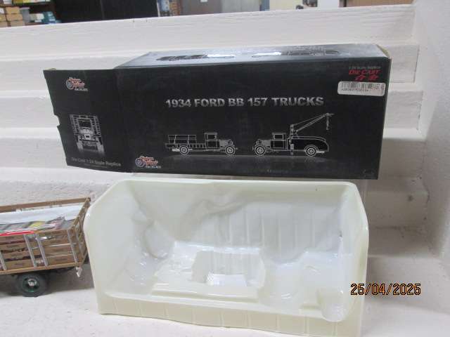DIE CAST : 1:24 SCALE - 1934 FORD BB - 157 TRUCK - BOXED