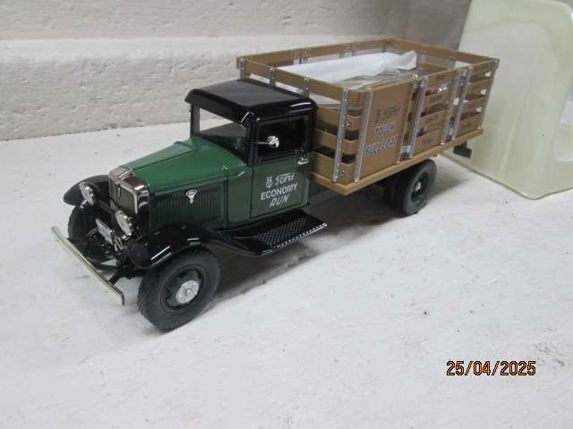 DIE CAST : 1:24 SCALE - 1934 FORD BB - 157 TRUCK - BOXED