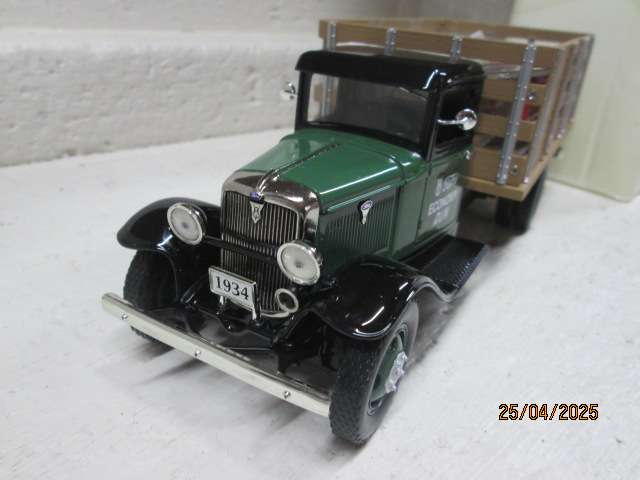 DIE CAST : 1:24 SCALE - 1934 FORD BB - 157 TRUCK - BOXED