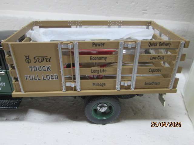 DIE CAST : 1:24 SCALE - 1934 FORD BB - 157 TRUCK - BOXED
