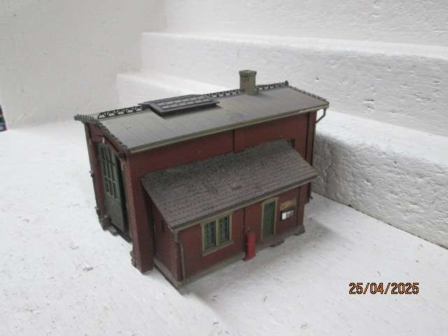 HO SCALE - VOLLMER - SHORT ENGINE SHED WITH WORKSHOP