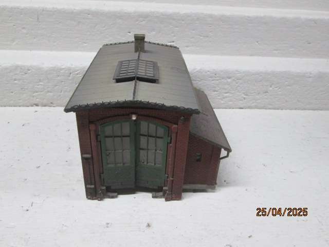 HO SCALE - VOLLMER - SHORT ENGINE SHED WITH WORKSHOP