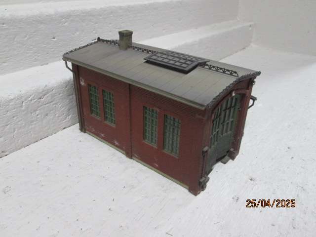 HO SCALE - VOLLMER - SHORT ENGINE SHED WITH WORKSHOP