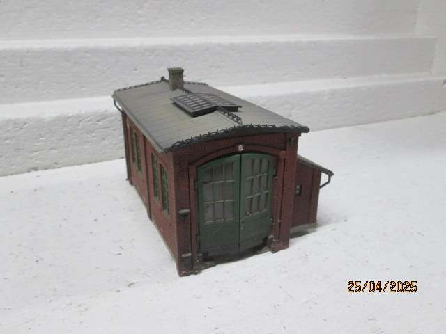 HO SCALE - VOLLMER - SHORT ENGINE SHED WITH WORKSHOP
